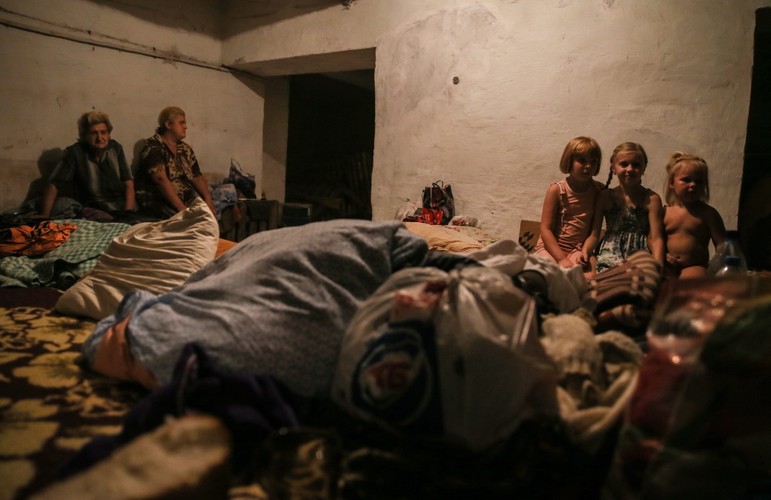 Ludzie w oblęzonym Iłowajsku żyją pod ziemią