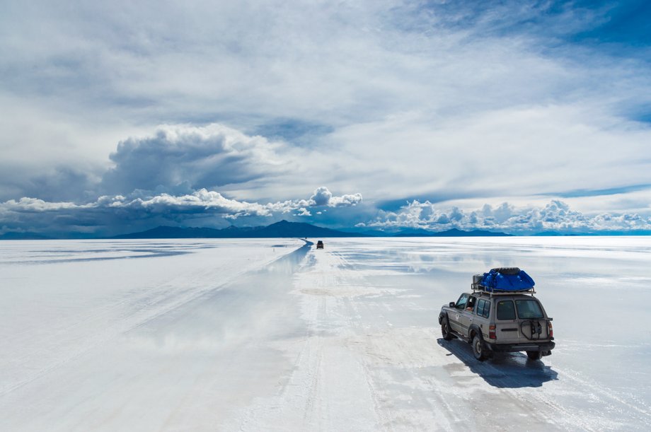 Przejrzyj się jak w lustrze podczas wyprawy jeepem po Salar de Uyuni, pozostałości po wyschniętym słonym jeziorze w Boliwii. Dawne jezioro znajduje się na wysokości 3653 m n.p.m., a jego obszar to ponad 10 000 km², co czyni je największym solniskiem świata.