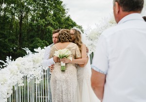 Svekrva se pojavila u beloj čipki na našem venčanju, a kad smo otvorili kovertu skamenili smo se