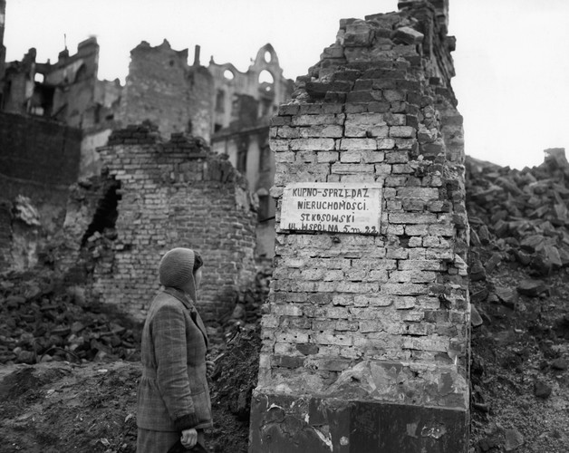 Pierwsze ogłoszenia po wojnie na ulicach Warszawy