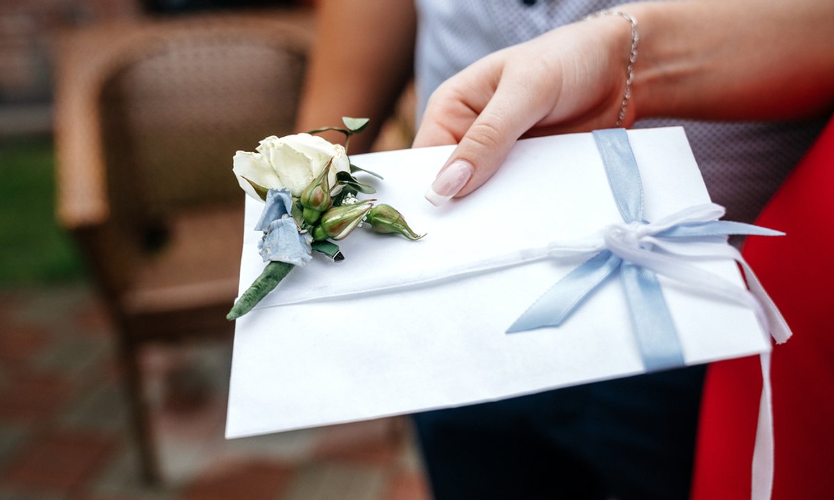 Dramat młodej pary. Ukradli im wszystkie koperty z pieniędzmi