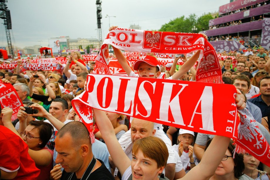 Kibice żegnają reprezentację Polski w Warszawie w czerwcu 2012 r.