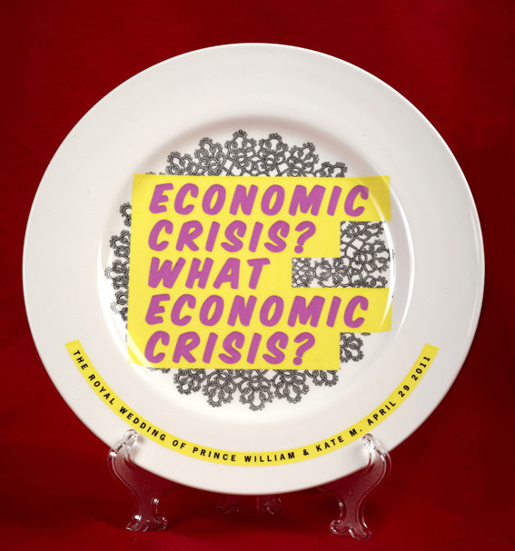 "Kryzys ekonomiczny? Jaki kryzys?" – żartują na pamiątkowych talerzach designerzy z KK Outlet w Londynie (20 funtów za sztukę)