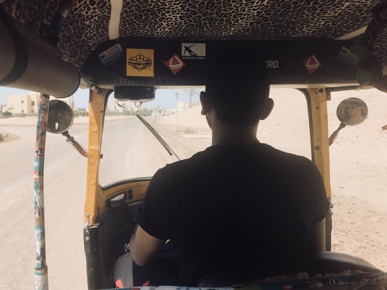 Tuk-tuki, znane z Tajlandii, są w Al-Dżunie tak popularne, że ich zamówienie umożliwia aplikacja Uber. Przejazd, niezależnie od długości trasy, kosztuje dolara