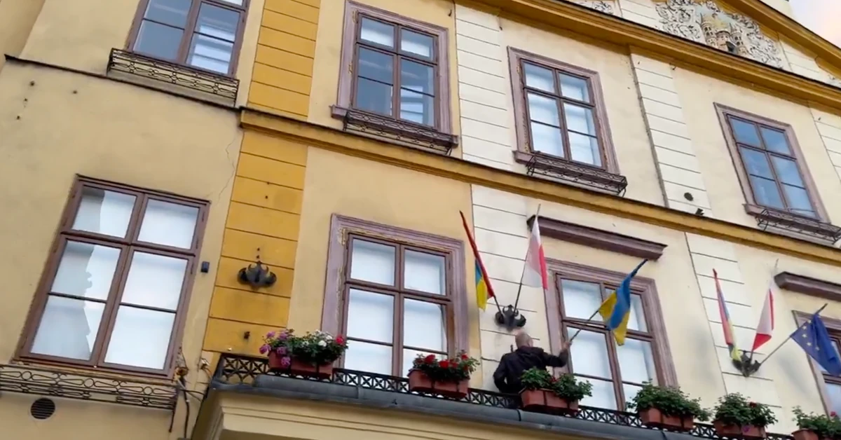 Posłowie zamienili flagi ukraińskie na polskie. Burmistrzyni zarzuca im kradzież