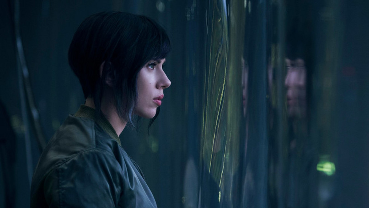 Scarlett Johansson przebywa obecnie na planie filmu "Ghost in the Shell" w Hong Kongu. Aktorka wcieli się w główną rolę w kultowym już filmie anime. Do sieci trafiło pierwsze zdjęcie z planu, na którym widać Johansson w stroju, w którym będzie występowała w obrazie.