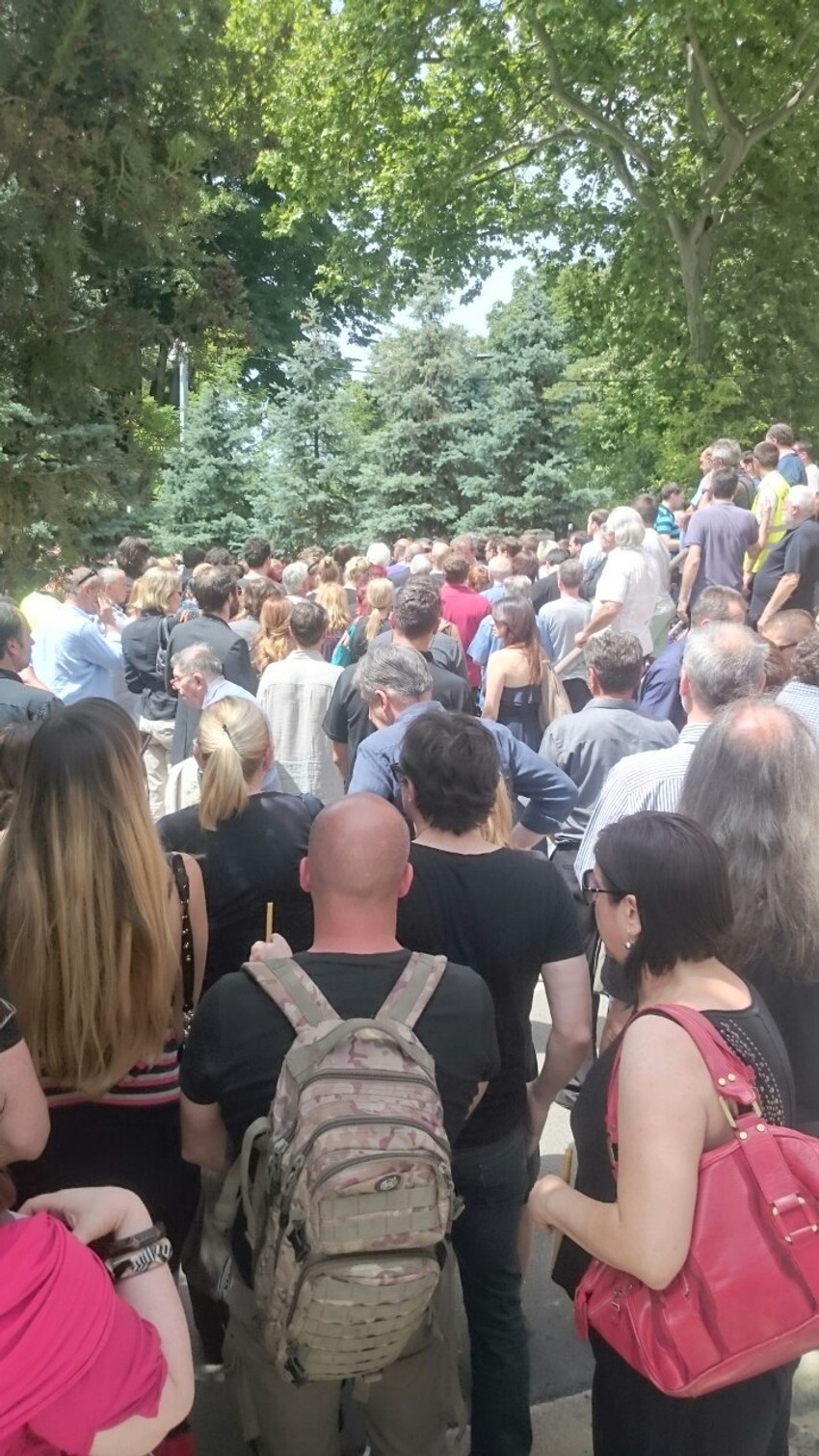 Veliki broj građana na oproštaju od Mande