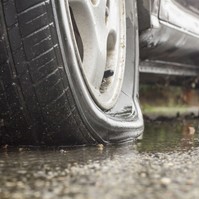 Rosszul indult a nap: legalább 40 autó kapott defektet az M1-es autópályán