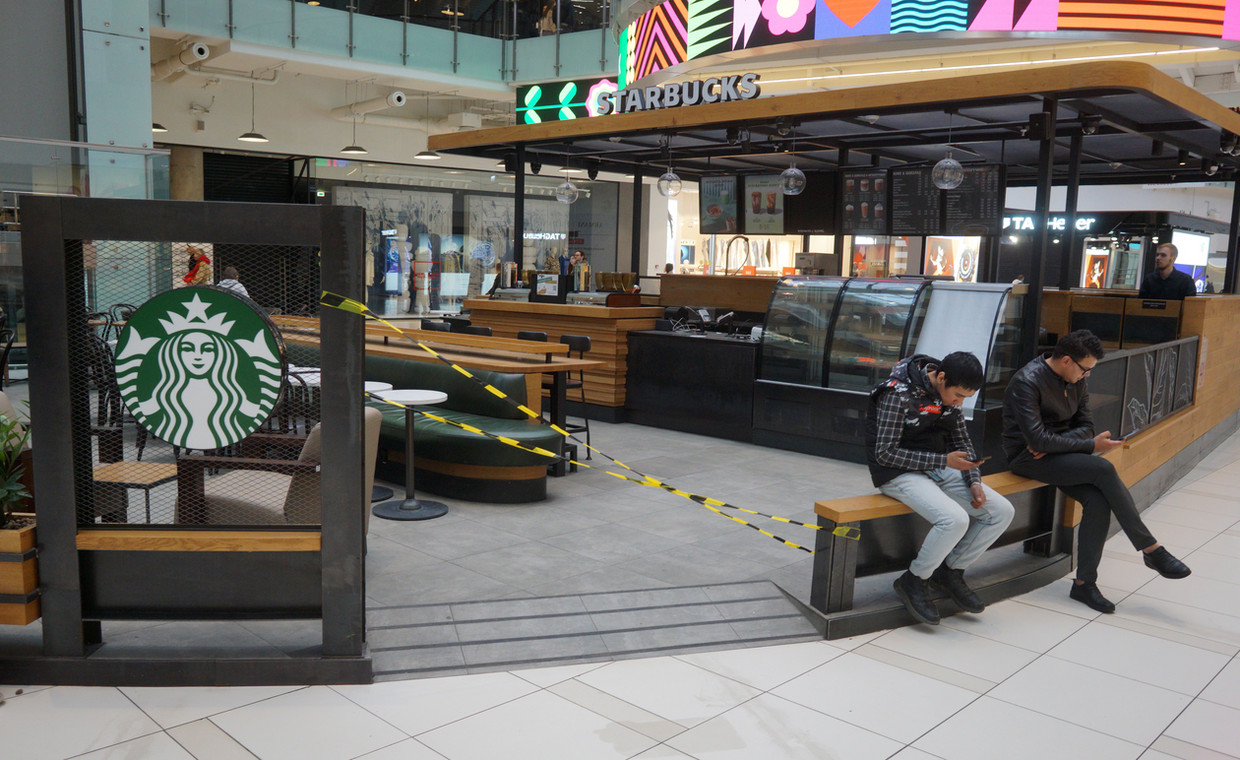 Zamknięta kawiarnia Starbucks w Moskwie