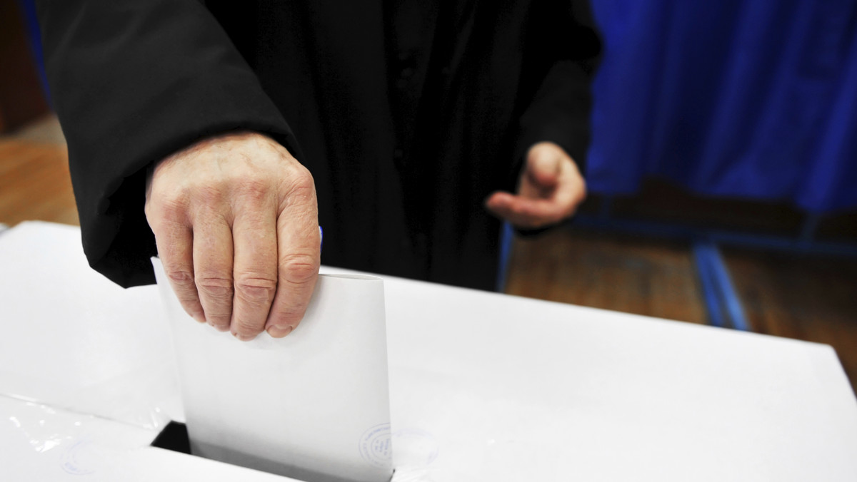 Wojewódzka Komisja Wyborcza w Łodzi w środę rano nadal czekała na protokoły zbiorcze z komisji terytorialnych z głosowania do sejmiku. Według cząstkowych danych PKW wybory w sejmiku w Łódzkiem może wygrać PSL, wyprzedzając PiS.