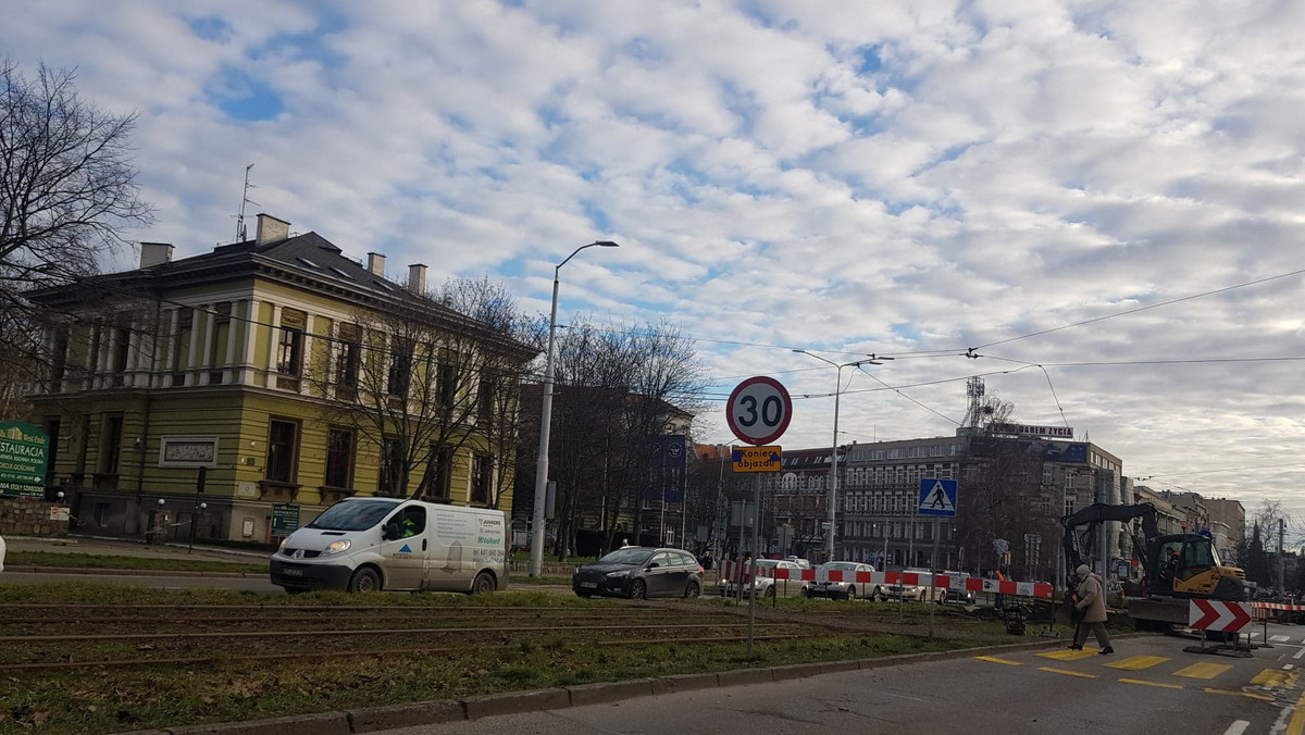 Szczecin: pierwszy dzień utrudnień na pl. Szarych Szeregów