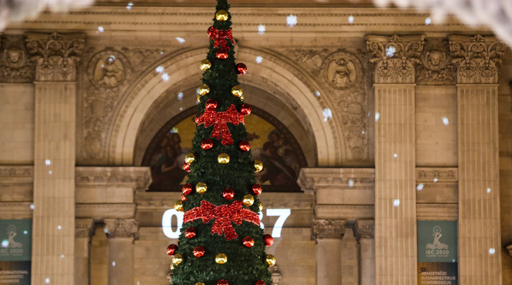 A 2019-es képen: adventi díszben a Szent István Bazilika környéke / Fotó: Zsolnai Péter