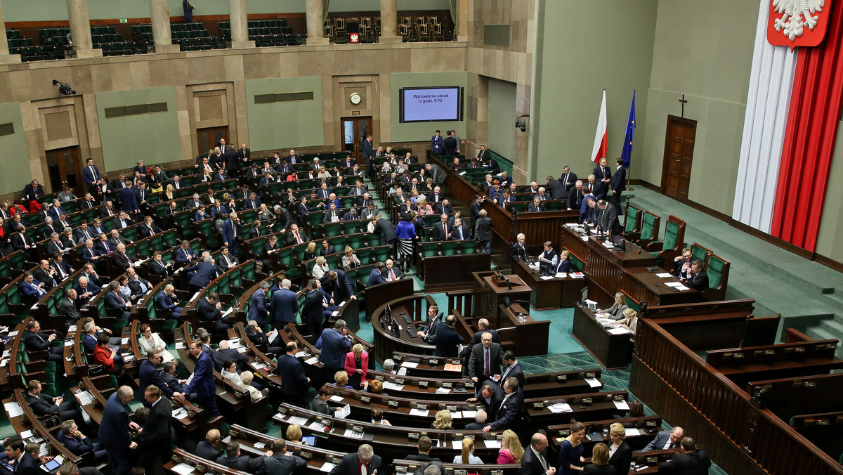 Sejm uchwalił nowelizację tegorocznego budżetu. Nowela przewiduje zwiększenie tegorocznego deficytu do 49 mld 980 mln zł. Zakładane dotychczas dochody zostaną zmniejszone do kwoty 286,7 mld zł. "Za" głosowało 230 posłów, przeciw 209, wstrzymało się 3.