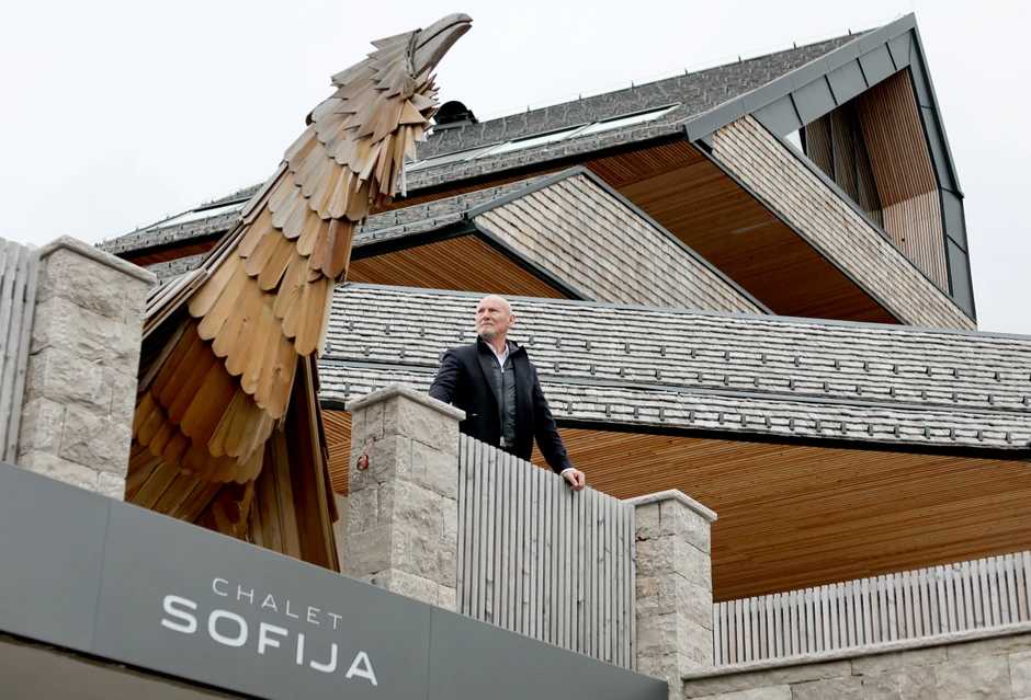 Na terasi hotela stoji divovski ruševac