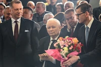 Morawiecki i Czarnek spotkali się przy ognisku. Rozmawiali o zawieszeniu broni