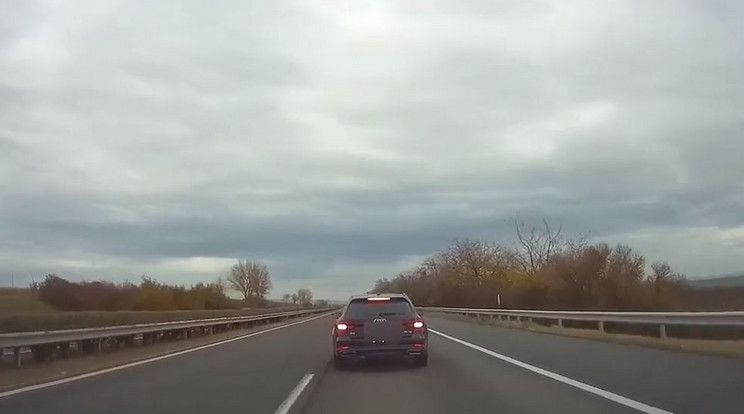 Az Audi többször előz, majd befékez / Fotó: Győrben Közlekedünk