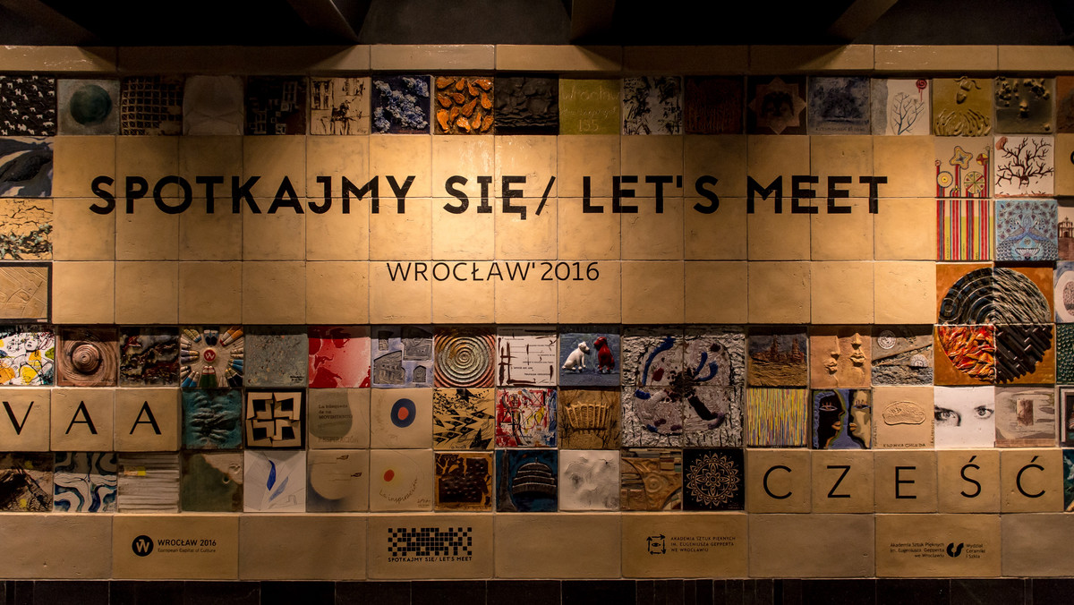 Mural o powierzchni niemal 40 metrów kwadratowych ułożony z ceramicznych kafli wykonanych przez artystów z 34 krajów świata odsłonięto dziś we Wrocławiu. Ma on upamiętniać sprawowanie przez metropolię tytułu Europejskiej Stolicy Kultury 2016.