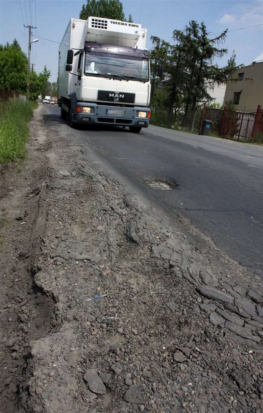 Horror i groza! Tak wyglądają krakowskie ulice. Inspektorzy Najwyższej Izby Kontroli w najnowszym, wydanym kilka dni temu raporcie stwierdzili, że to najgorsze drogi miejskie w Polsce. Aż 70 procent z nich nadaje się jedynie do remontu.