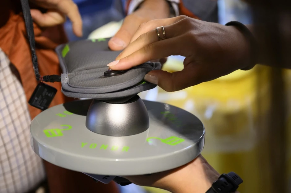 Vađenje telefona iz zapečaćene torbe nakon koncerta Boba Dilana u Montreu u Švajcarskoj 1. jula 2023.