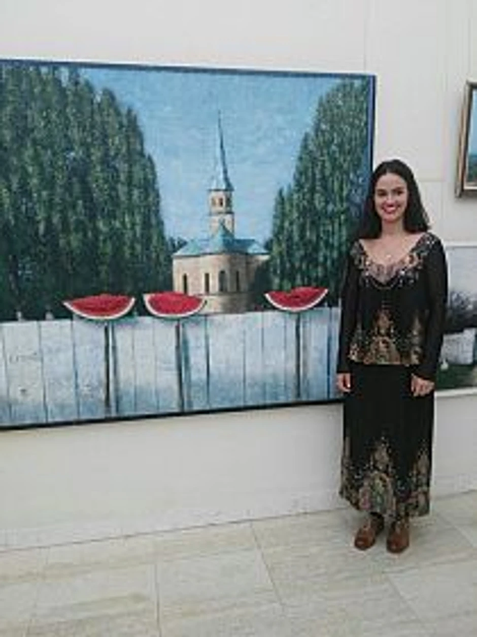 Mlada glumica Anja Alač u galeriji pored Kečićeve slike, 1997, u Sremskim Karlovcima