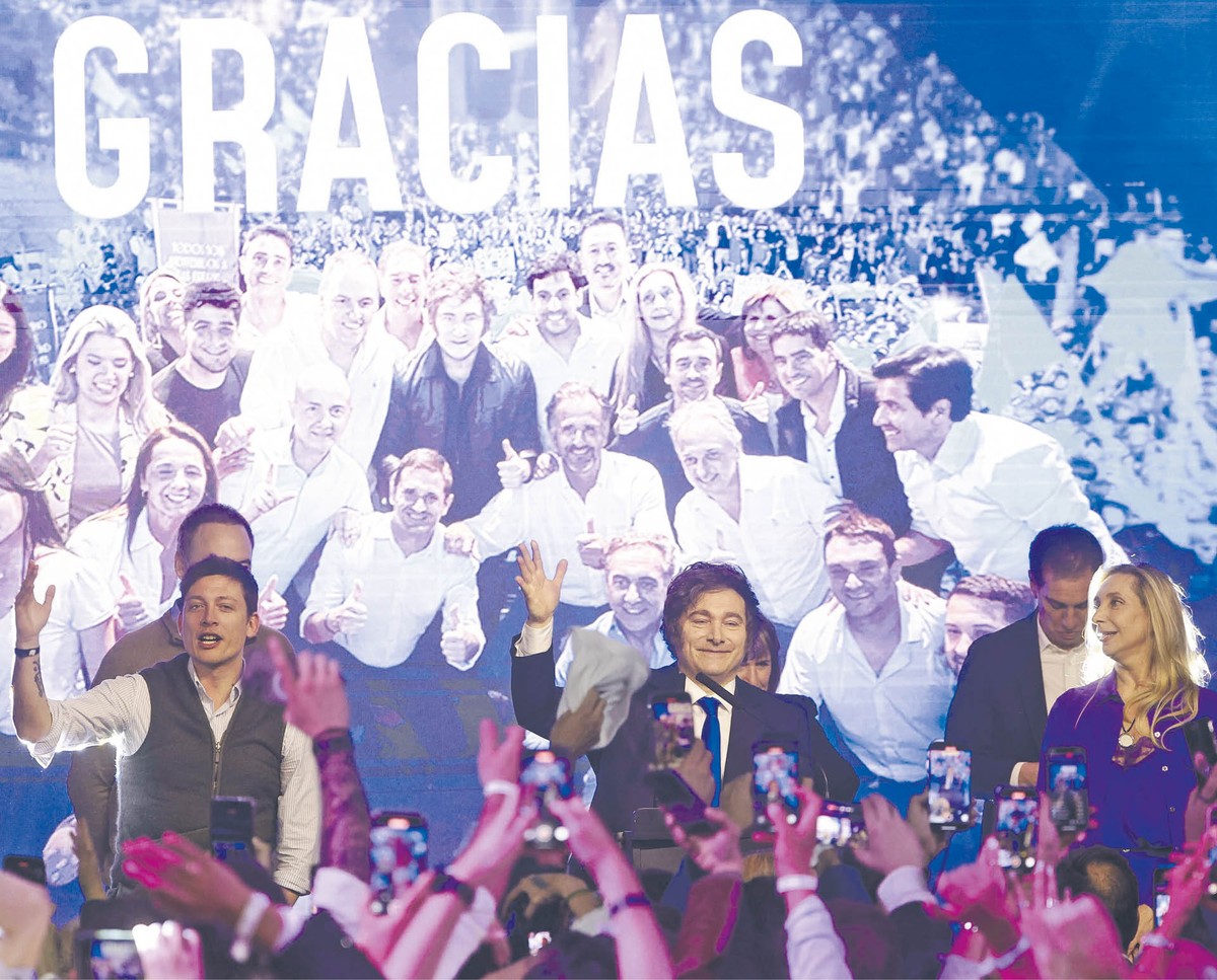 Prezydent Argentyny Javier Milei cieszy się z wyborczego zwycięstwa swojej partii. Buenos Aires, 26 października 2025 r.