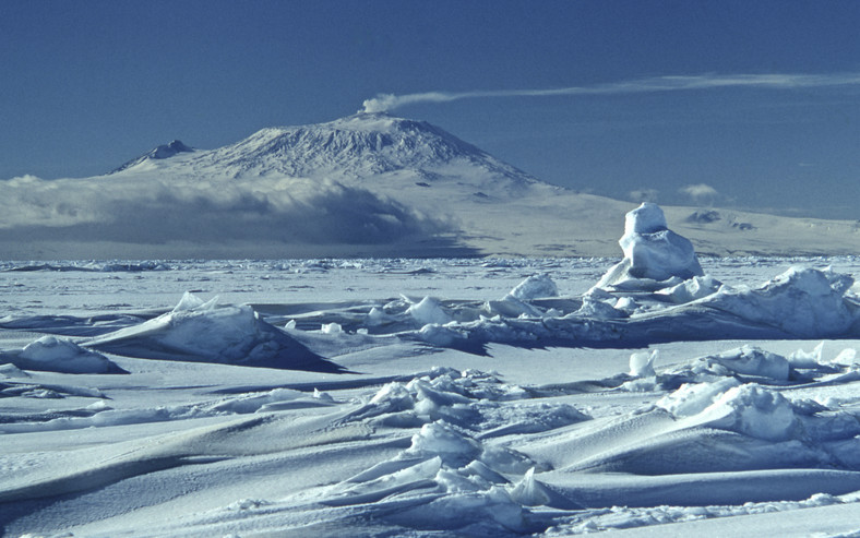 Mt Erebus (3795 m)