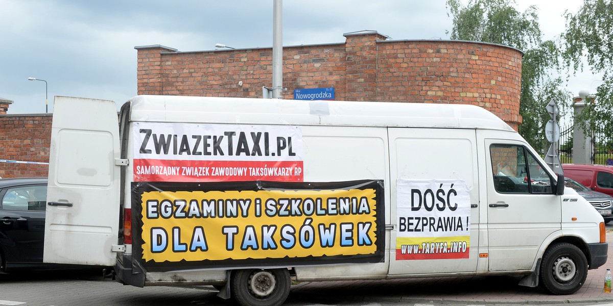 Projekt przygotowało ministerstwo infrastruktury. Przeciwko temu rozwiązaniu protestowały korporacje taksówkowe.