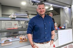 Filip Chajzer poświęcił budkę z kebabem. Zabrzmiała piosenka 'Rzuć wszystko, co złe' [FOTO]