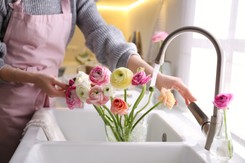 Jak przedłużyć świeżość ciętych kwiatów? Co dodać do kwiatów ciętych, żeby dłużej stały? Oto najskuteczniejsze sposoby