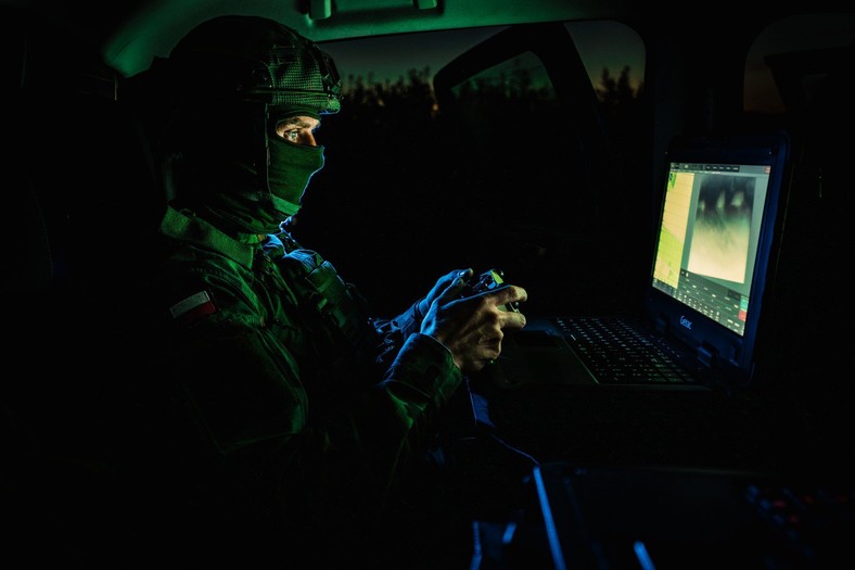 Operator drona FlyEye z 18 Pułku Artylerii z 18 Dywizji Zmechanizowanej w trakcie działań na granicy polsko-białoruskiej.