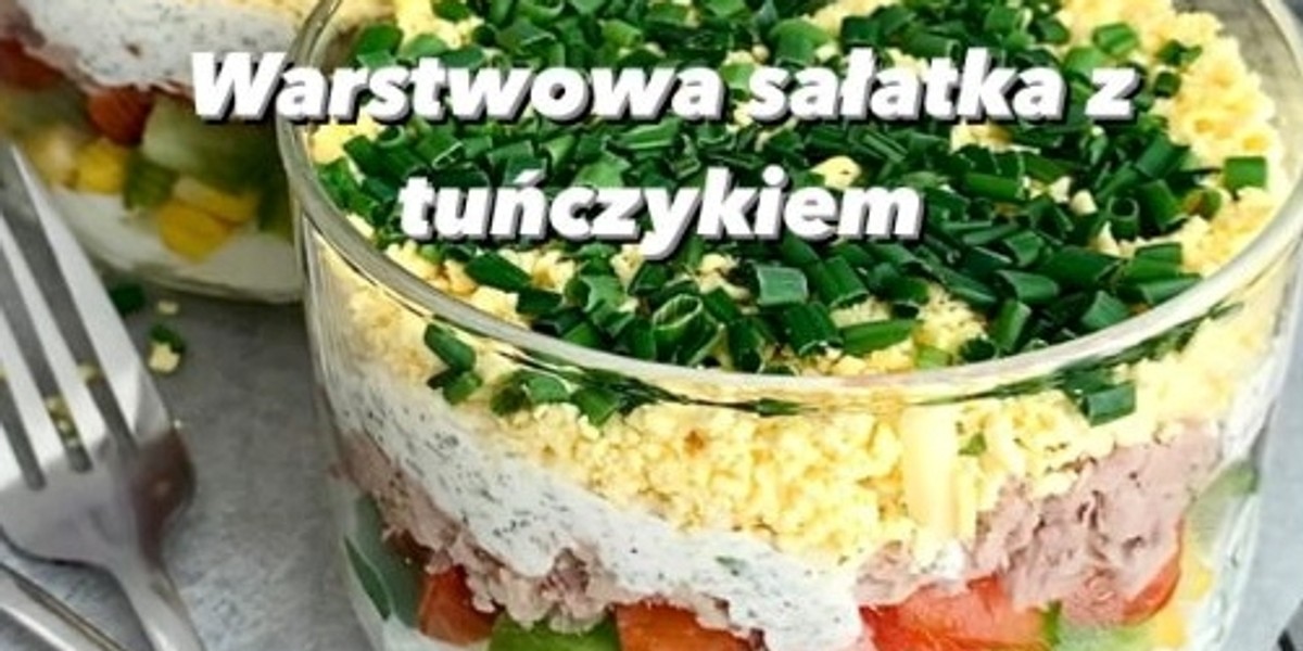 Efektowna sałatka z tuńczykiem to dobry pomysł na szybkie śniadanie.