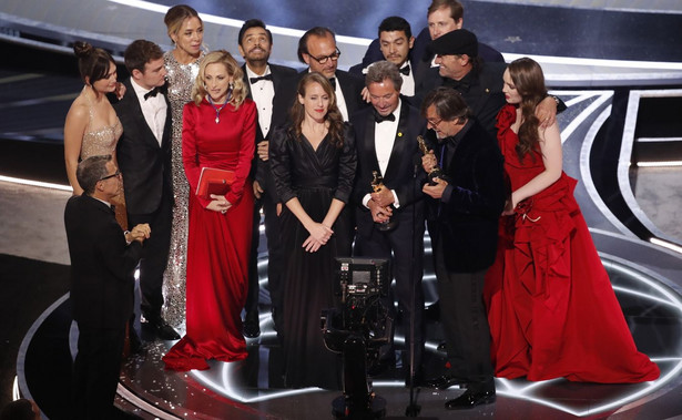 Członkowie obsady i ekipy świętują po zdobyciu przez film "CODA" Oscara za najlepszy film