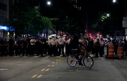 Uliczna wojna w USA. Trump wezwany do "uspokojenia kraju"