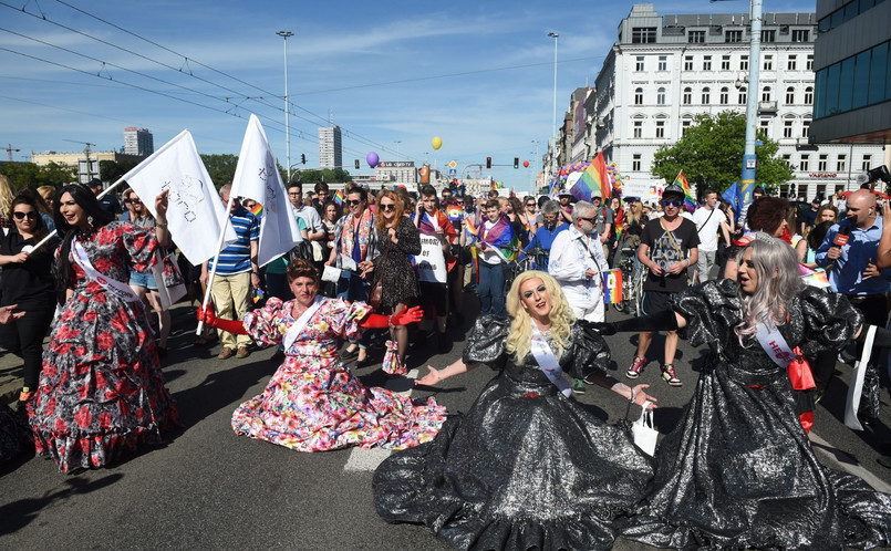 i, którzy nie zaopatrzyli się w żaden tęczowy akcent, mogli kupić chorągiewkę, flagę lub wieniec w kolorach tęczy u ulicznych sprzedawców. Za darmo papierowe tęczowe chorągiewki rozdawali wolontariusze. W tłumie uczestników wyróżniał się m.in. młody mężczyzna w tęczowym cylindrze, który trzymał tablicę ze zdjęciem prezydent Warszawy Hanny Gronkiewicz Waltz i sentencją: "A mogłam być khólową tej pahady". Na innych transparentach widniały m.in. hasła: "Związki partnerskie to dobra zmiana", "Nienawiść skraca życie", "Wolni, dumni, homo", Wszyscy chcą kochać". Skandowano m.in. "Solidarność naszą bronią", "Równość dla wszystkich".