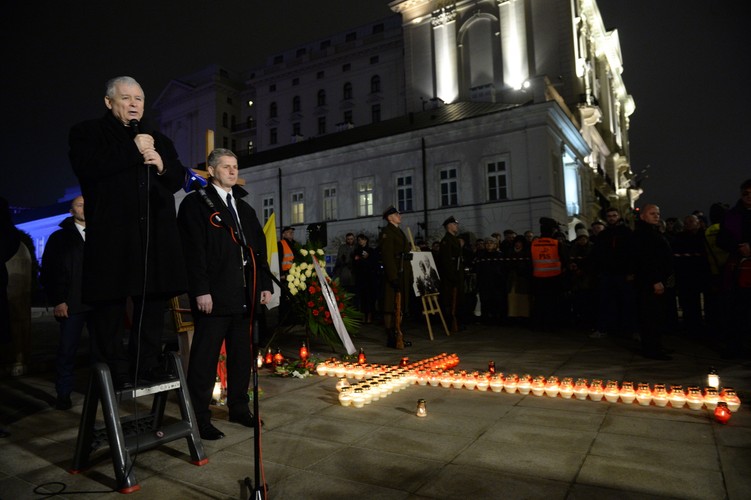 Prezes PiS Jarosław Kaczyński (L) przemawia podczas uroczystości