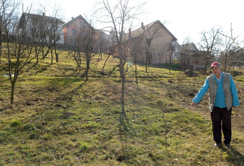 Šapić pokazuje na mesto gde je pronašao projektile