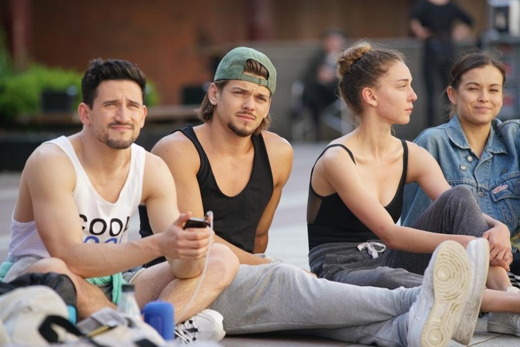 Imponujące widowisko z udziałem zwycięzcy francuskiego „Tańca z gwiazdami” Rayane’a Bensettiego oraz pięknej absolwentki szkoły baletu w Paryżu Alexii Giordano poruszy każdego! Najbardziej roztańczony film wiosny o miłości między hip-hopowcem a baletnicą - w kinach od 17 maja.