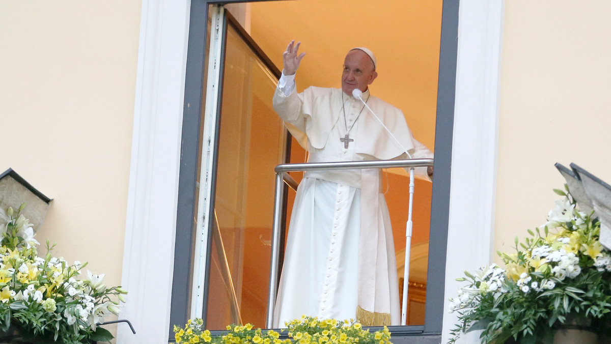 ŚDM 2016: papież Franciszek po zakończeniu Drogi Krzyżowej wraca samochodem z krakowskich Błoń do rezydencji Arcybiskupów Krakowskich, pozdrawiany przez zgromadzonych na trasie przejazdu.