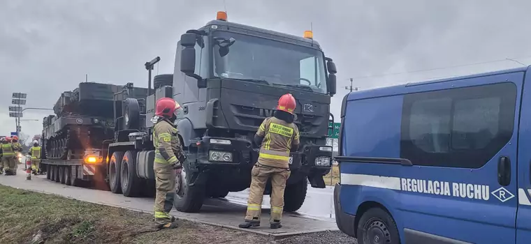 Niecodzienny wypadek na Mazowszu. Wymusił pierwszeństwo na kolumnie z czołgiem