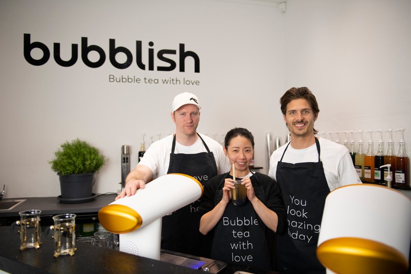 La boutique Bubblish a ouvert ses portes le 10 avril dernier au numéro 40 de Seefeldstrasse à Zurich, à environ trois minutes à pied de la gare de Stadelhofen. Steven Knecht, Marilyn Heng et Philip Fischer (de gauche à droite) y proposent toute une variété de Bubble teas.