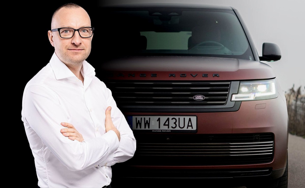 Dominik Trzupek, szef Jaguar Land Rover Poland, na tle luksusowego SUV-a Range Rover SV – wywiad dla dziennik.pl o rynku premium w Polsce