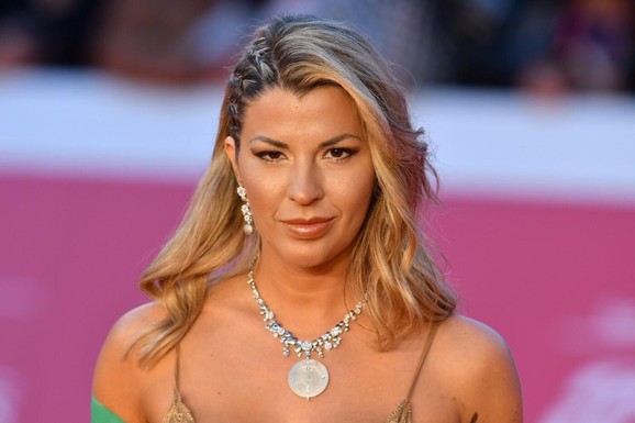 (FOTO) SKANDAL TRESE ZEMLJU EU! Oženjeni ministar (62) u tajnoj vezi sa FATALNOM MANEKENKOM (34), premijerka u problemu do guše