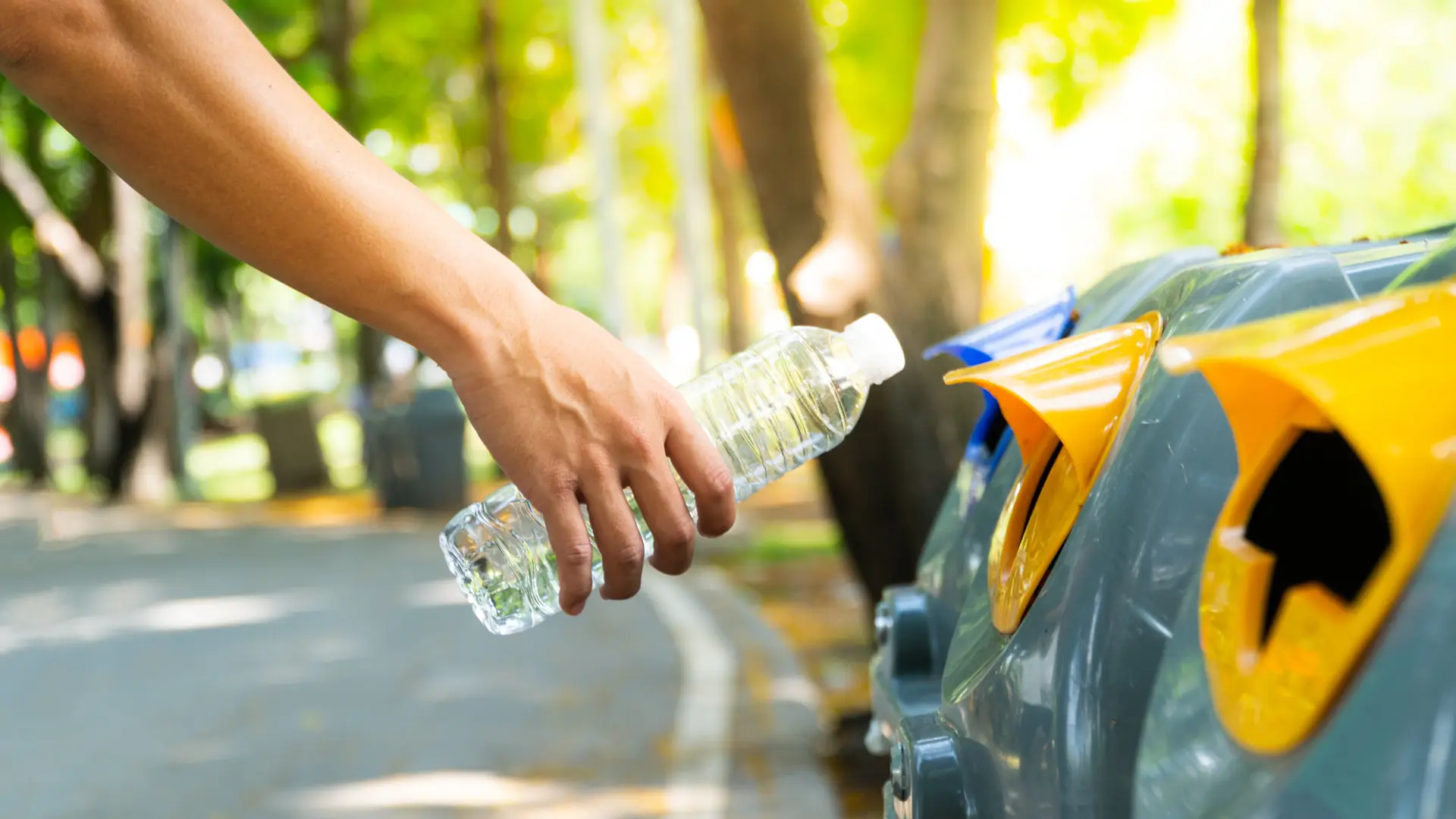 Jaką drogę musi przejść plastikowa butelka, żeby została poddana recyklingowi?