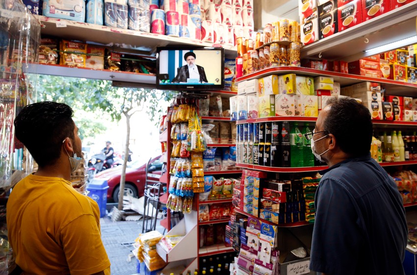 Stanovnici Teherana gledaju Raisija tokom predsedničke debate