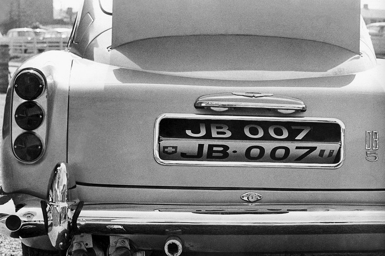 Aston Martin DB5 – najsłynniejsze auto, jakim jeździł James Bond