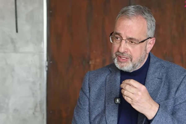 "Naša učiteljica u Kanadi rekla je učenici da POPRAVI SASTAV, A DEVOJČICA JE POBACALA SVE SA STOLA i zvala direktorku" Dr Ranko Rajović o najvećim roditeljskim GREŠKAMA koje deci ZATUPLJUJU MOZAK