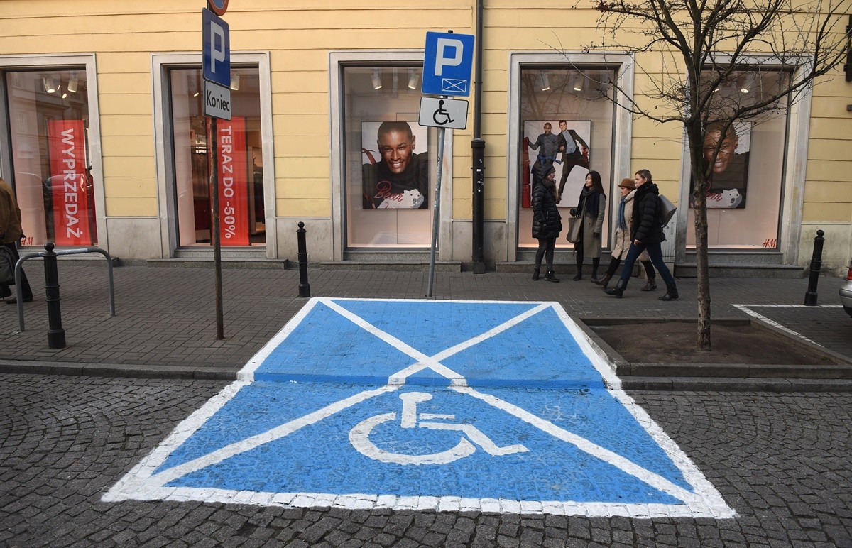 Koperta uprawniająca do parkowania - zmiany w wydawaniu karty parkingowej 2026