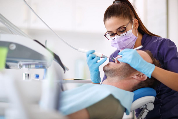Czy spółka wynajmująca gabinet dentystyczny może odliczyć VAT od zakupów związanych z usługami dentystycznymi?