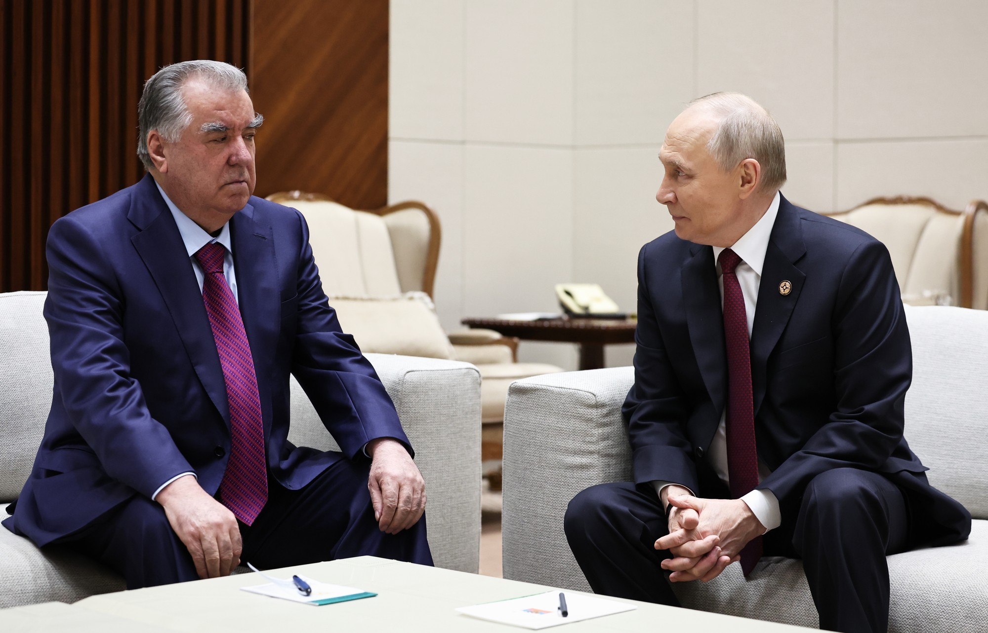 Ruský prezident Vladimir Putin (vpravo) a tadžický prezident Emomali Rachmon.