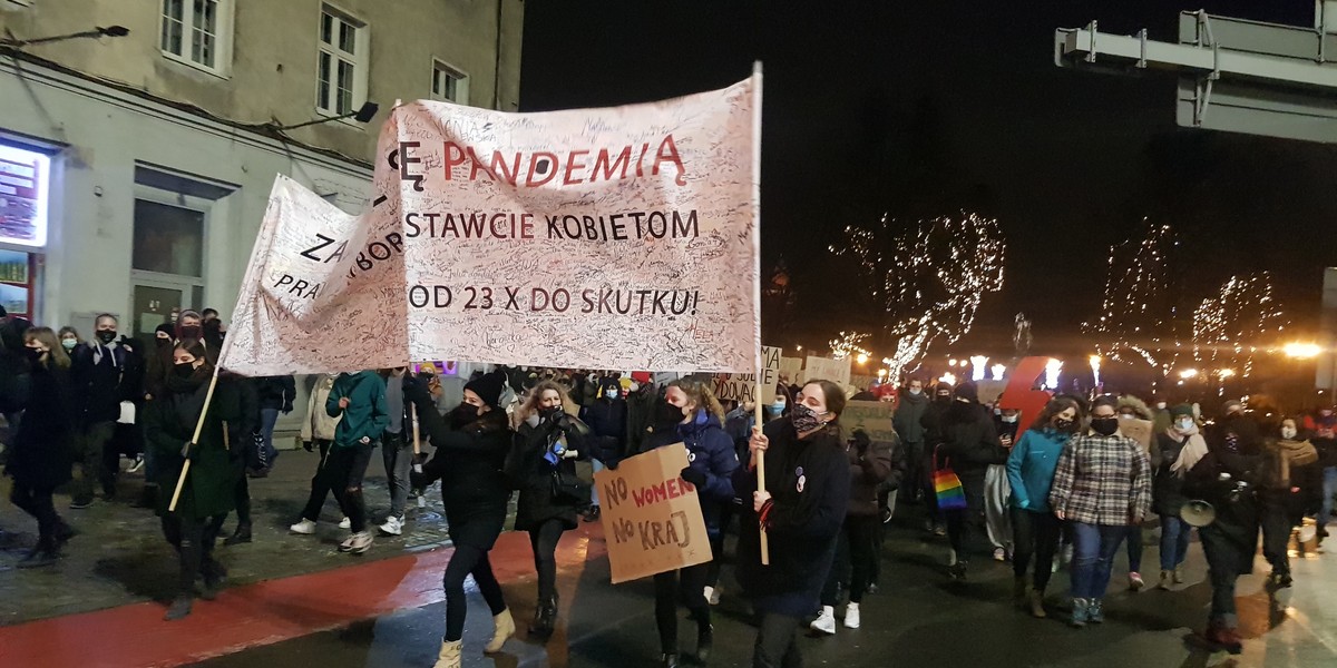 Największe Protesty Wybuchły W Trójmieście Wyrok TK ws. aborcji. Dziś kolejne protesty w Trójmieście - Wiadomości